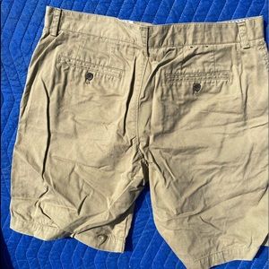 Men’s brown Banana Republic chino shorts, 34.